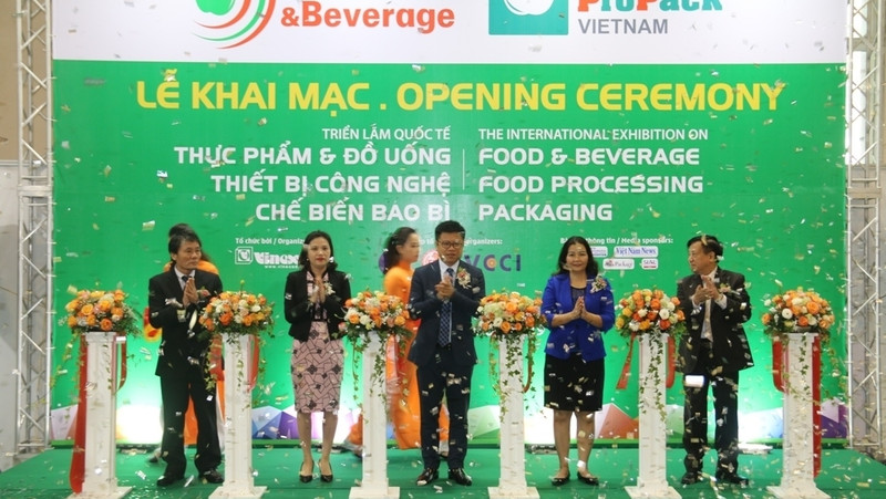 Delegates cut the ribbon to open the exhibition (Photo:petrotimes.vn/)