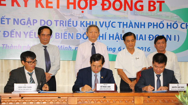 At the signing ceremony for the project on addressing tidal flooding in Ho Chi Minh City (photo: VN+)
