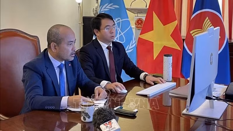Ambassador Pham Trung Kien (first from left) attends a regular meeting of the IAEA Board of Governors in Vienna, Austria, on Nov. 24. (Photo: VNA)