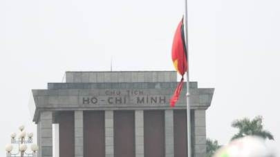 Flag lowered to half-mast at the Ba Dinh Square in Hanoi (Photo: nld.com.vn)