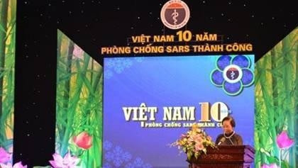Vice President Nguyen Thi Doan praises the health sector for its efforts to successfully control the SARS pandemic in 20