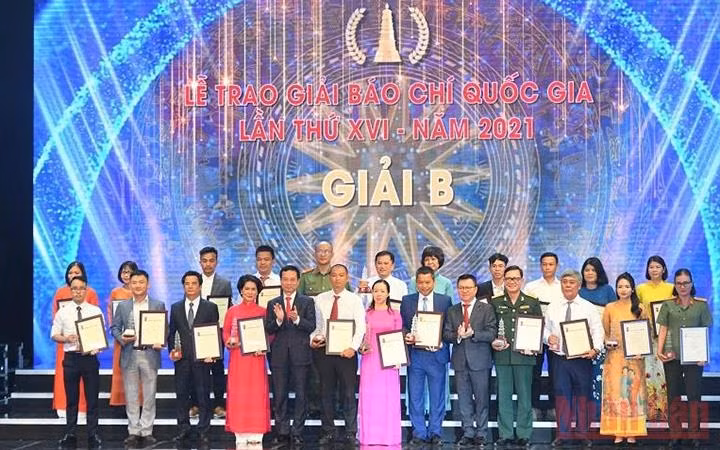 Winners of the B prizes of the 16th National Press Awards (Photo: THANH DAT)