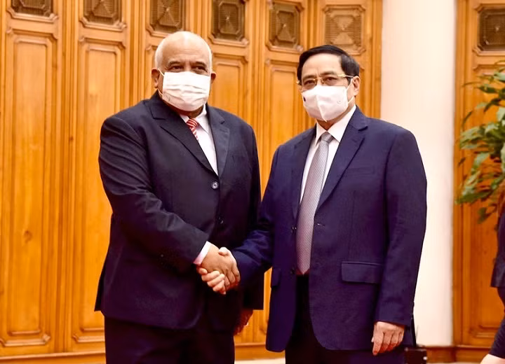 Prime Minister Pham Minh Chinh (R) receives Cuban Ambassador Orlando Nicolás Hernández Guillén in Hanoi on July 29. (Photo: NDO)