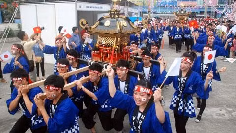 The festival opened with a jubilant traditional ‘Mikoshi’ Japanese palanquin procession.