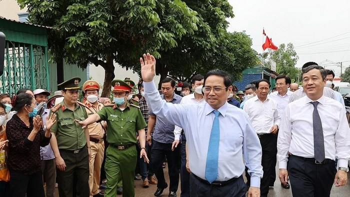 Prime Minister Pham Minh Chinh and locals in Nam Cuong commune, Tien Hai district. (Photo: VNA)
