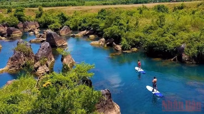 Kayaking on Chay river in Quang Binh (Photo: NDO)