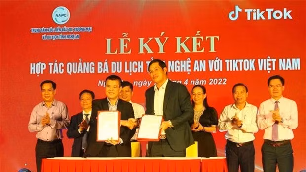 A cooperation agreement is signed on launching a tourism promotion campaign on TikTok Apps between the centre and TikTok Vietnam (Photo: VNA)