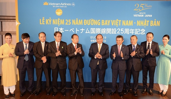 PM Nguyen Xuan Phuc (fifth from right) and delegates attend the 25th anniversary of Vietnam Airlines’ Vietnam-Japan air route in Tokyo on July 1. 