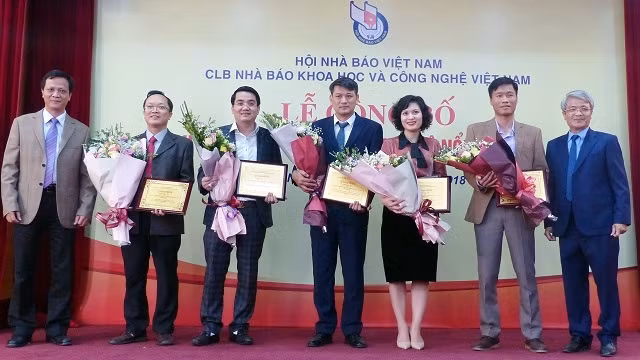 Representatives of several prominent scientific and technological events in 2018 at the announcement ceremony on December 25. (Photo: sggp.org.vn)