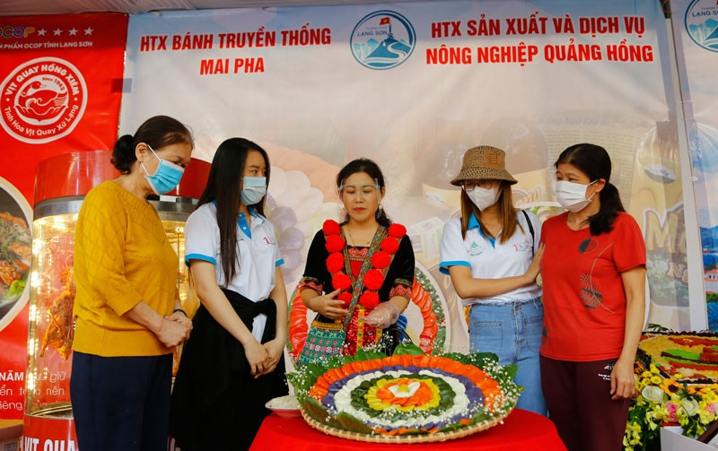 Visitors exploring Lang Son's traditional cuisine in the framework of the Lang Son Tourism - Cuisine Festival 2021. (Photo:hanoimoi.com.vn)