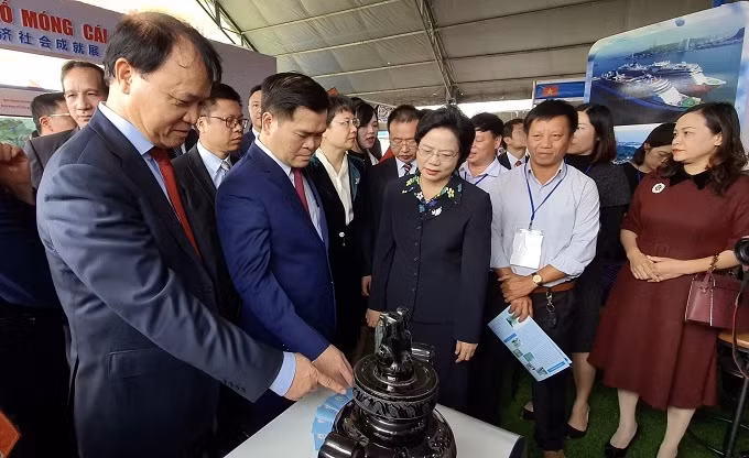 Delegates tour the pavilions at the fair.