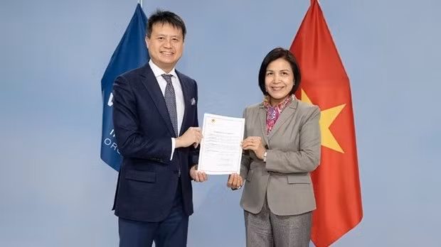 Ambassador Le Thi Tuyet Mai, Permanent Representative of Vietnam in Geneva hands over Vietnam’s signed treaty document to WIPO Director General Daren Tang (Photo: WIPO)
