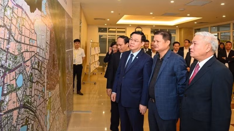 Politburo member Vuong Dinh Hue and a number of delegates attend the conference.