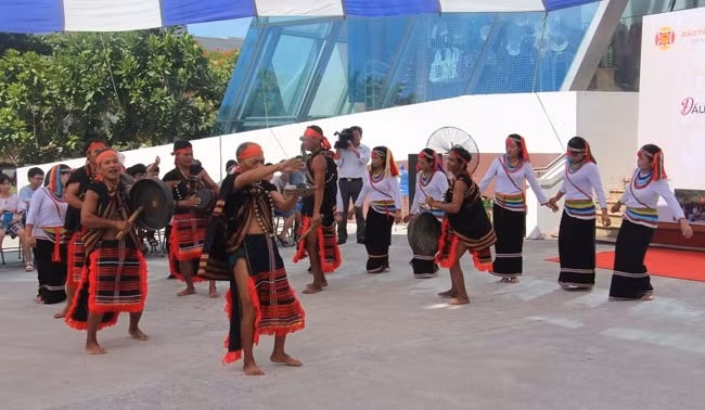Cor artisans is performing gong 
