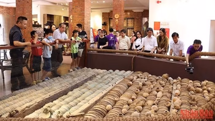 The exhibition attracts a large number of visitors. (Photo: NDO)