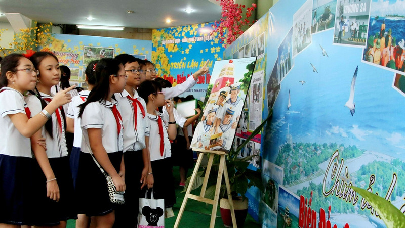 Students in Ho Chi Minh City take on an exhibition on the nation’s seas and islands. (Credit: thanhnien.vn)