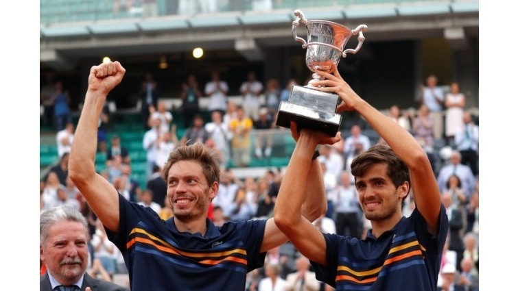 France's Pierre-Hugues Herbert (R) and Nicolas Mahut celebrate with the trophy after winning the men's doubles final against Austria's Oliver Marach and Croatia's Mate Pavic. (Photo: Reuters)