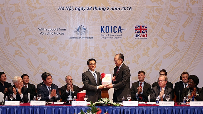 The report is launched by Deputy PM Vu Duc Dam and World Bank Group President Jim Yong Kim