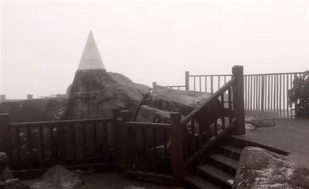Rain with snow occurs on Mount Fansipan on early January 21 (Photo: VNA)