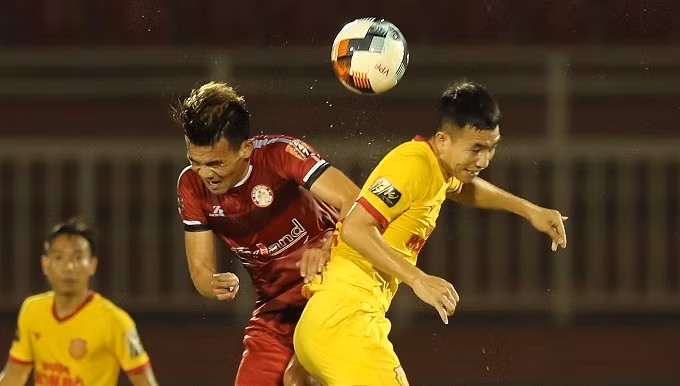 HCM City and Nam Dinh FC players compete for the ball during their match at Thong Nhat Stadium on March 5. (Photo: VPF)