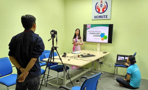 A lecturer at the Ho Chi Minh City University of Technology and Education records online study material for students. (Photo: tuoitre.vn)