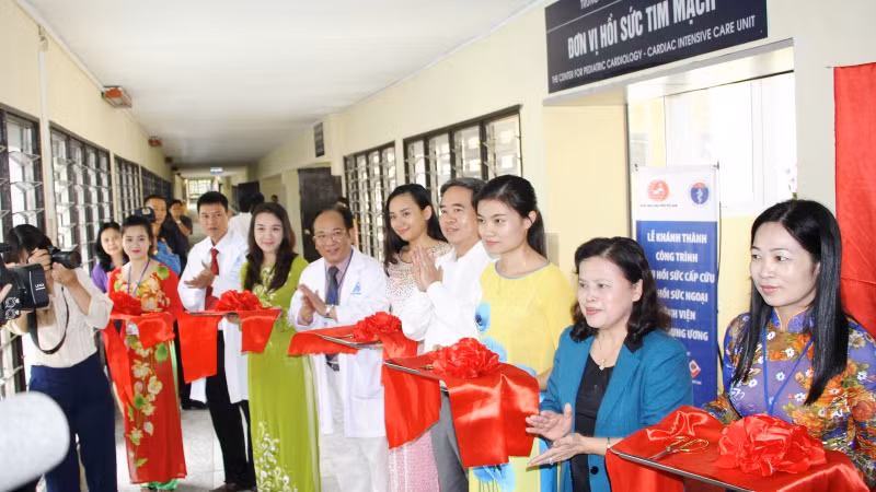 The delegates cutting the inauguration ribbon of the intensive care unit
