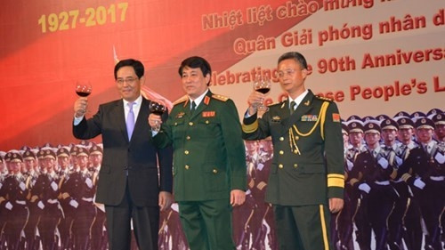 Delegates make a toast at the ceremony (Photo: qdnd.vn)