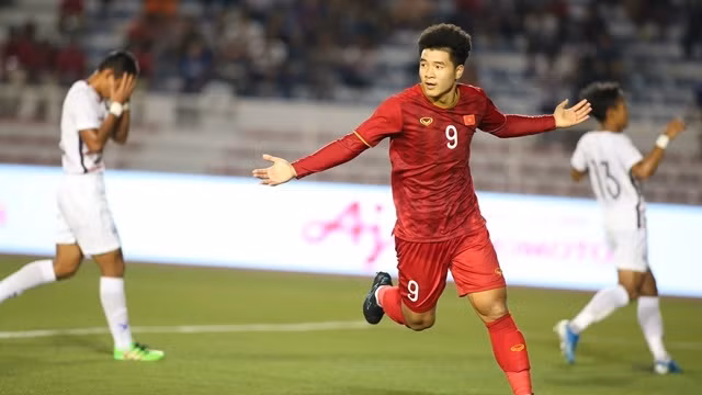 Ha Duc Chinh shines with a hat-trick in Vietnam U22s’ 4-0 victory over Cambodia U22s in SEA Games semis on December 7.
