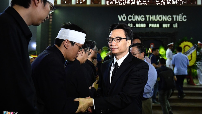 Deputy PM Vu Duc Dam conveyed his condolence to the family of Professor Phan Huy Le (photo: zing.vn)