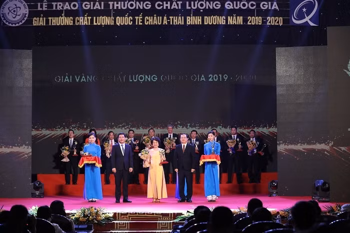 A representative from SAO THAI DUONG receives the National Quality Gold Award at an awards ceremony on April 25, 2021.