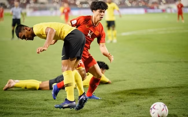 Striker Cong Phuong (in red) is expected to gain high achievements in the RoK. 