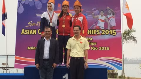 Truong Thi Phuong (first line, centre) claimed the first continental gold medal for Vietnam canoeing, finishing first in the female C1 500m at the ongoing 2015 Asian Canoeing Championships, which took place in Indonesia from November 4-8.