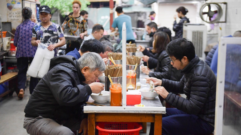 Local eateries and taxi drivers set up plastic shields to prevent COVID-19 spread 