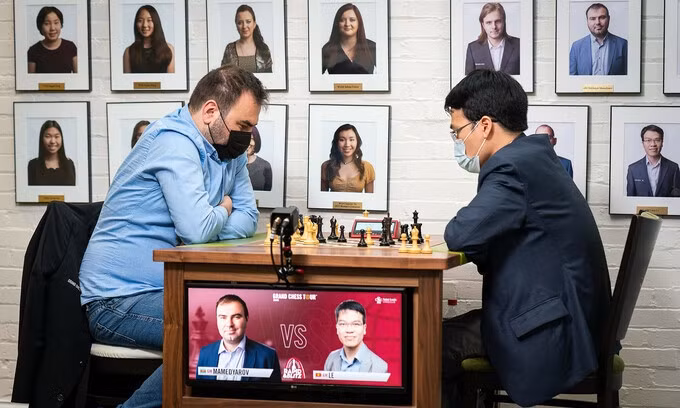 Vietnamese GM Le Quang Liem (R) and Azerbaijan's Shakhriyar Mamedyarov during a rapid chess game at the 2021 Saint Louis Rapid & Blitz on August 12. (Photo: Grand Chess Tour)