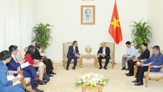 PM Nguyen Xuan Phuc (R) receives Dato Sri Idris Jala, Chief Executive Officer of the Performance Management and Delivery Unit of Malaysia in Hanoi on July 18. (Photo: NDO/Tran Hai)