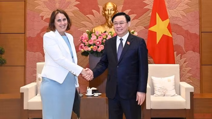 NA Chairman Vuong Dinh Hue (right) receives New Zealand Ambassador Tredene Cherie Dobson. (Photo: NDO)