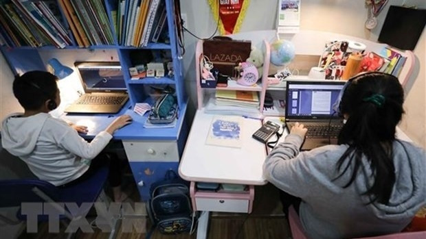Children access the internet to study online after the fourth wave of COVID-19 broke out in Hanoi. (Photo: VNA)