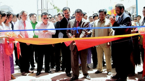 Cambodian Deputy PM Yim Chhayly cuts the ribbon at the opening ceremony of the sugar complex in Kratie province (Credit: VOV)