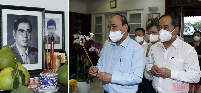 President Nguyen Xuan Phuc offers incense to General Secretary of the Communist Party of Vietnam Central Committee from 1986 to 1991 Nguyen Van Linh (Photo: VNA)