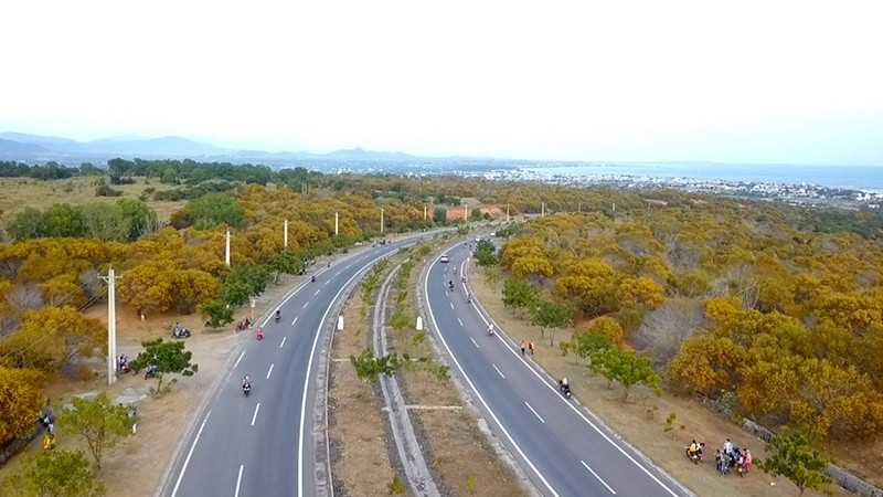 The Hoa Thang-Hoa Phu route, belonging to Mui Ne National Tourist Area, has become an ideal check-in point for tourists and young people coming to Binh Thuan.