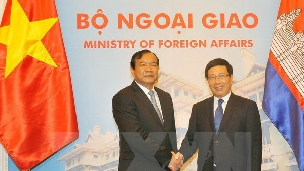 Deputy Prime Minister and Foreign Minister Pham Binh Minh (R) and Cambodian Senior Minister and Minister of Foreign Affairs and International Cooperation Prak Sokhon (Photo: VNA)