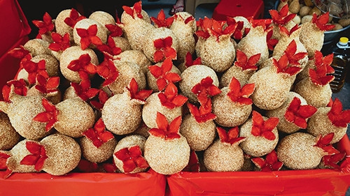 Pomegranate cakes stand out for their unique shape, and eye-catching red petal tops. (Photo: vnexpress.net)