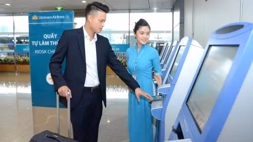 An automatic check-in kiosk of Vietnam Airlines. (Photo: Vietnam Airlines)