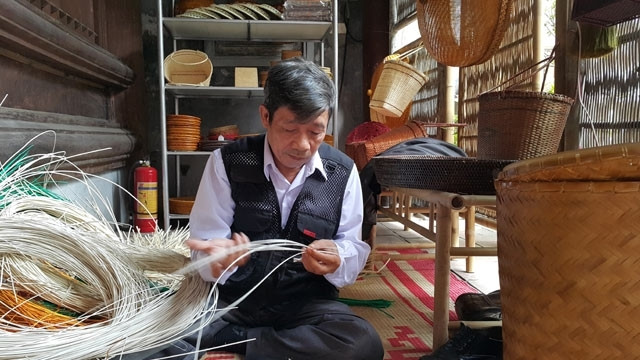 Artisan Nguyen Van Trung introduces stages of bamboo and rattan weaving.