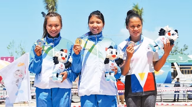 Bui Thu Thao (centre) secured a gold medal for Vietnam in the women’s long jump event.
