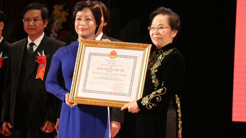 Vice President Nguyen Thi Doan presents the Independence Order, second class to the Hanoi-Amsterdam High School for the Gifted 