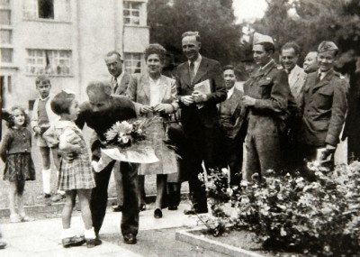  President Ho Chi Minh received flowers from a French girl in 1946.