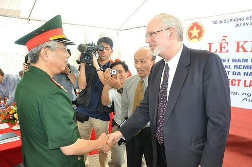 Vice Defence Minister Lt. General Nguyen Chi Vinh and US ambassador to Vietnam David B. Shear