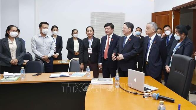 NA Vice Chairman visits Vietnamese language class in Laos (Photo: VNA)
