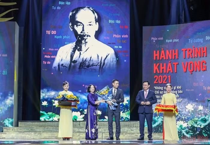 Exemplary models in studying and following President Ho Chi Minh’s example honoured (Photo: NDO/Duy Linh)